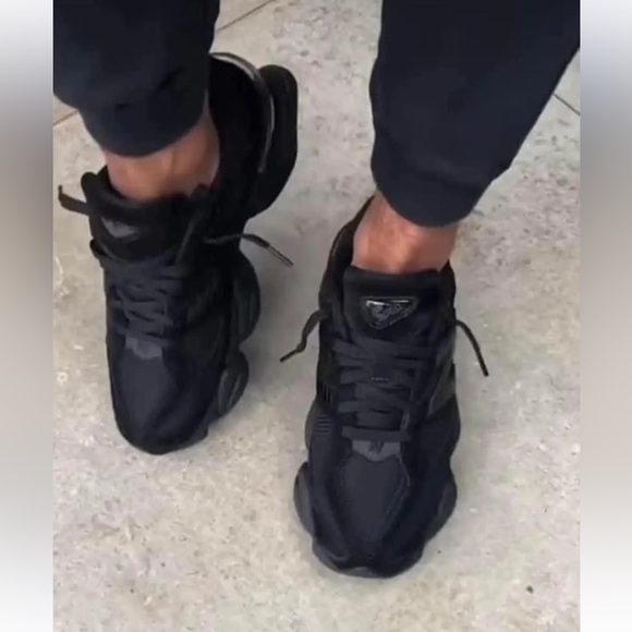 New Balance 9060 Triple Black Womens sz 7 - Picture 5 of 6